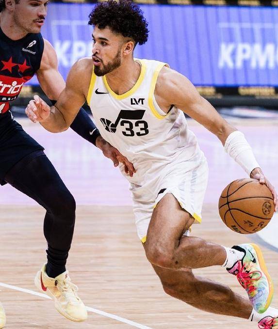 爵士绝杀时刻，波尔津吉斯点燃赛场，命运悬念迎来胜利！